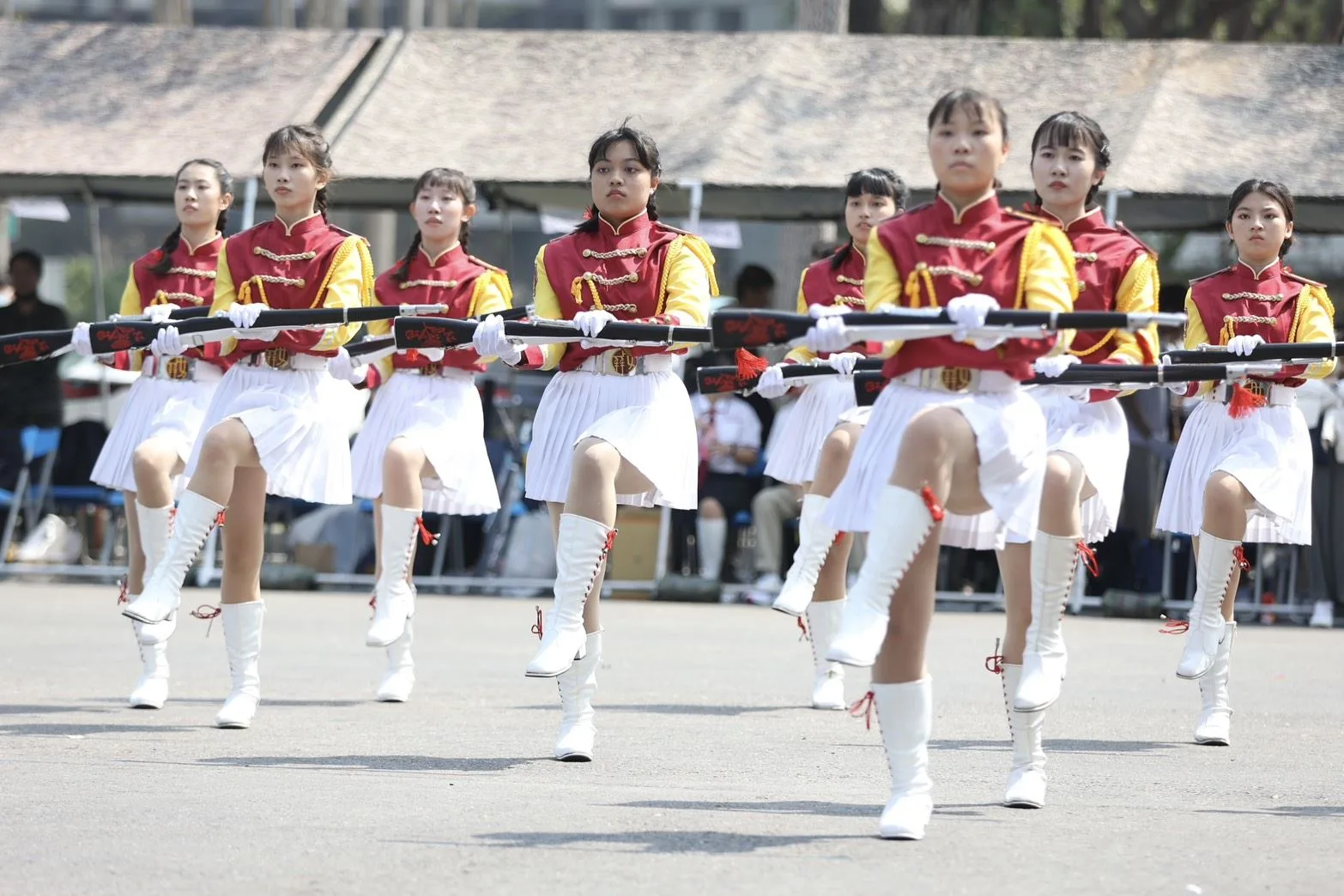 「紅色薔薇」屏東女中儀隊剛中帶柔。屏東縣政府提供