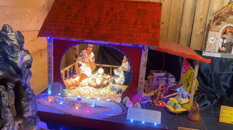 梵蒂岡百大馬槽展8日開幕,台灣作品來自台南教區,以台灣農舍穀倉為主題,融合各地特產元素,前方還有台灣3D地圖標示7大教區位置。中央社