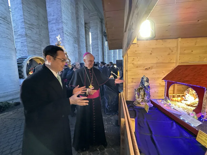 駐教廷大使賀忠義(左)向主持開幕的教廷福音傳播部代理部長費希傑拉總主教(Rino Fisichella)(右)介紹台灣馬槽作品。駐教廷大使館提供