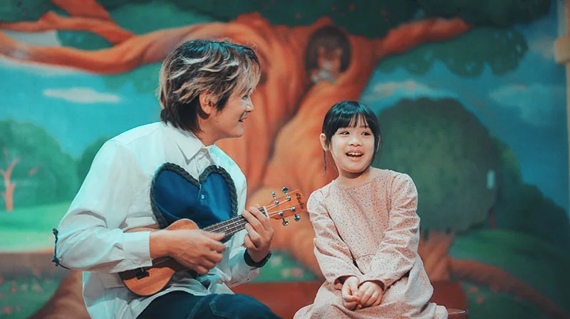 羅文裕與8歲女兒「小鹿」為台北市大理國小譜寫校歌《Darling Kids》。大賞門文化提供