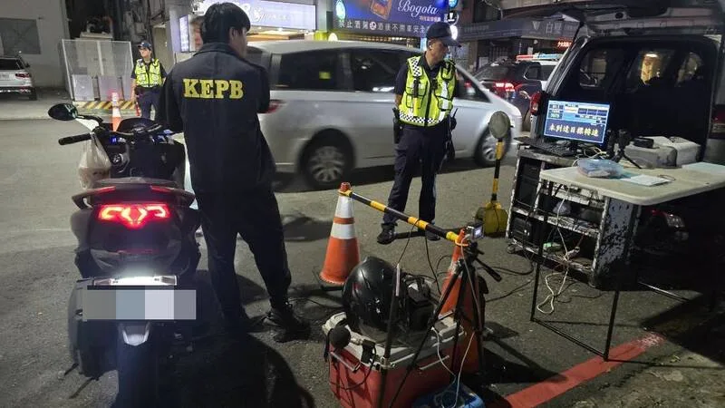 資料照,圖為交警針對噪音陳情熱區及車輛改裝熱點進行稽查。高雄市環保局提供