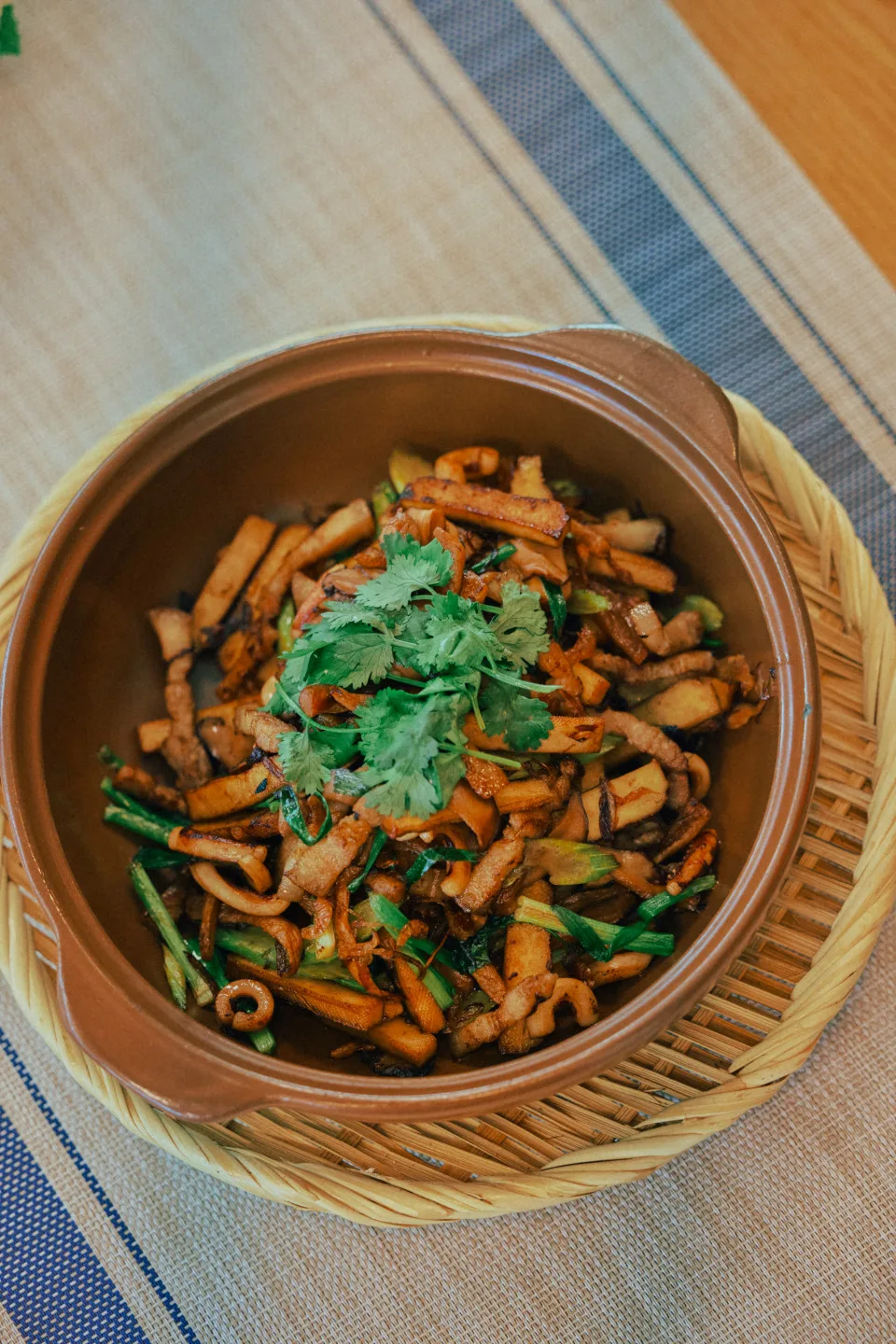 蘿蔔乾對決李元日主廚製做回憶版客家小炒。客家電視提供