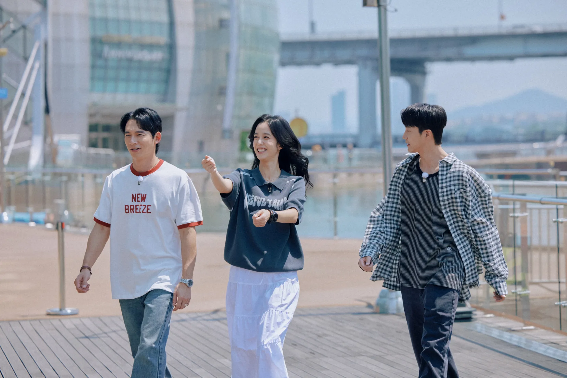 温昇豪(左)、陳庭妮(中)、江宏傑(右)各是北中南部的客家人。客家電視提供