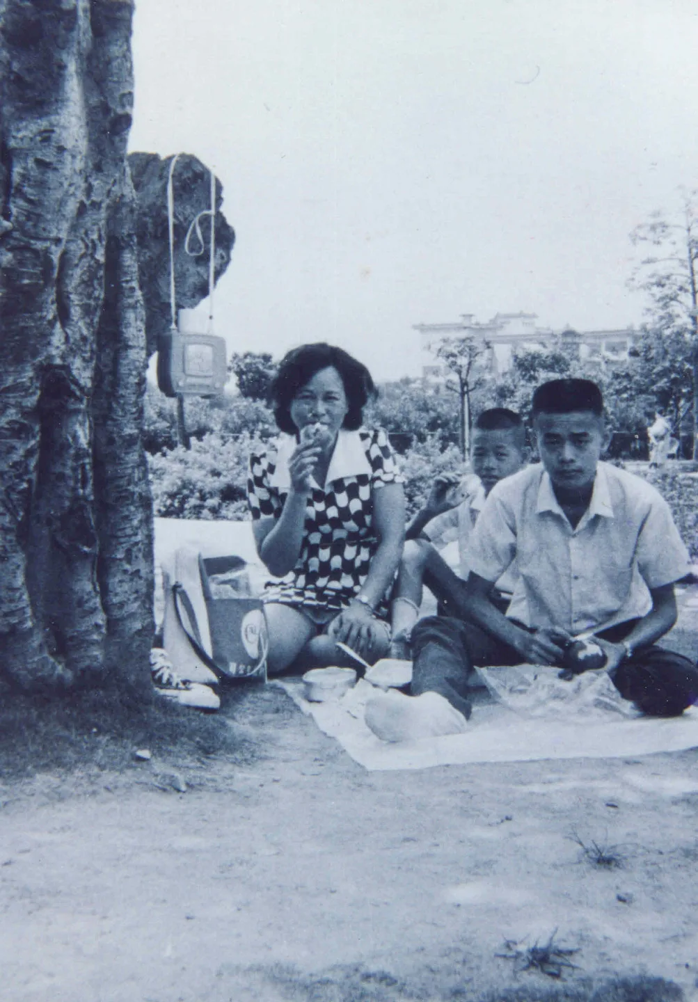 林子淵(右)與家人在戶外野餐。楊國鑫提供