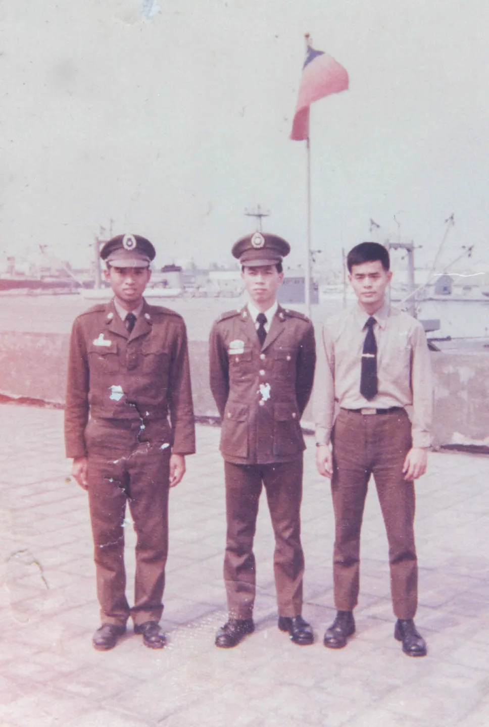 林子淵(右一)在高雄服憲兵役時跟同袍合影。楊國鑫提供