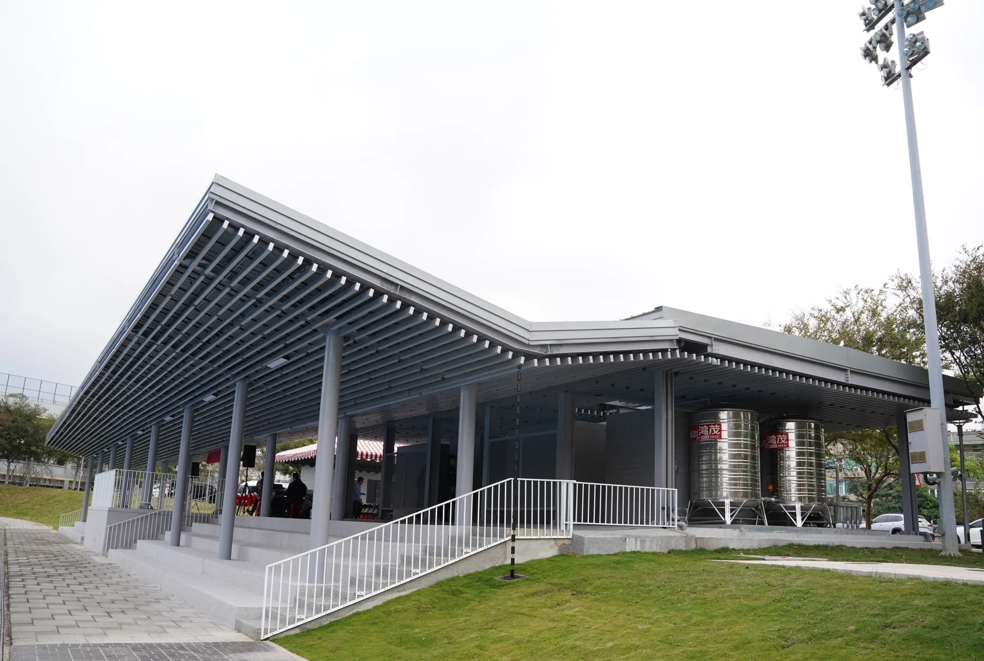 竹北溜冰場增設遮陽棚。竹縣府提供