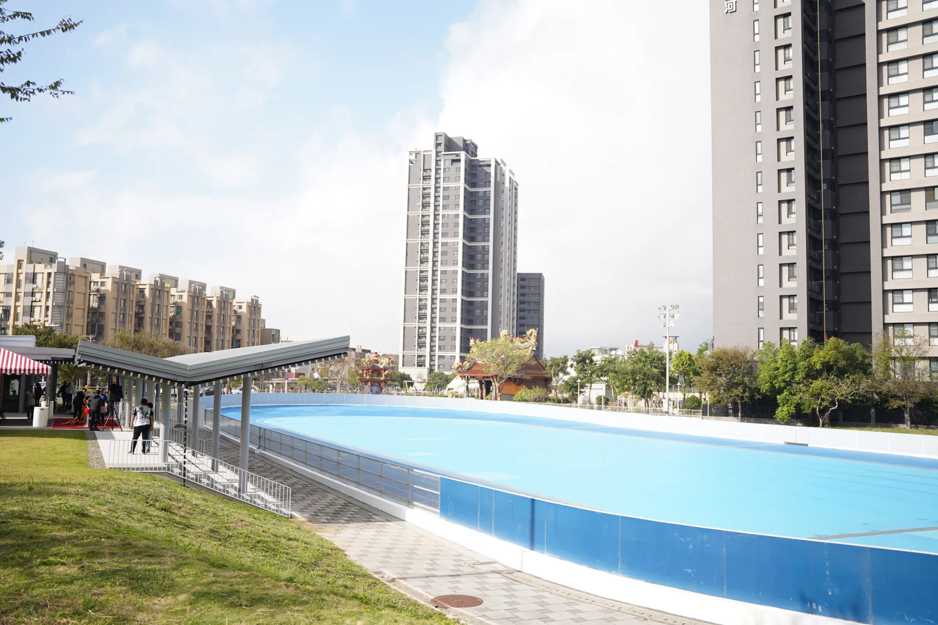 竹北溜冰場增設遮陽棚。竹縣府提供