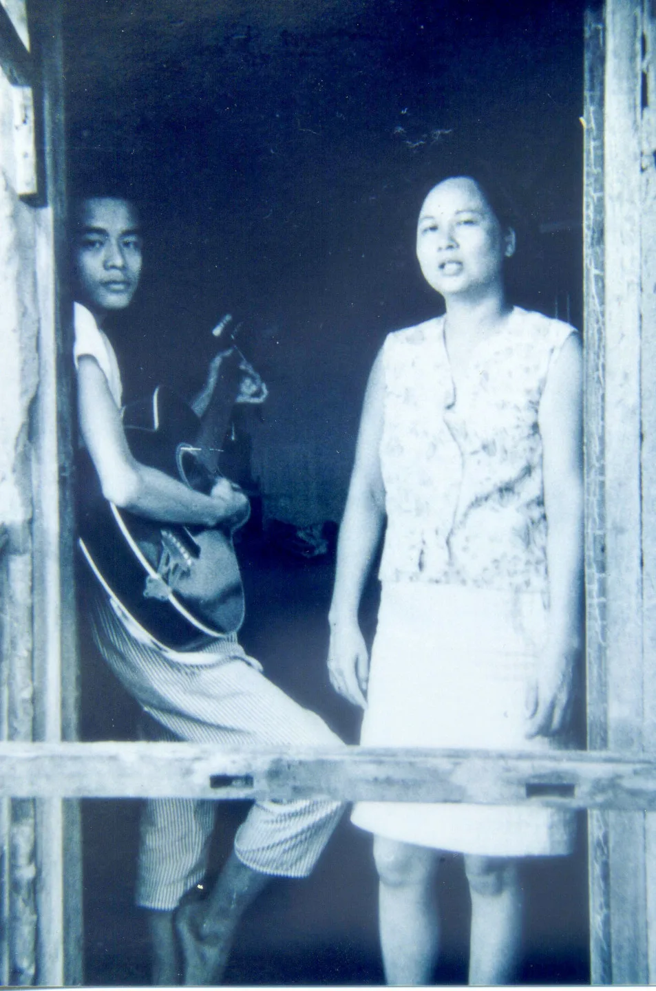 林子淵(左)住在台北市信義路三段的房子前跟母親合影。楊國鑫提供