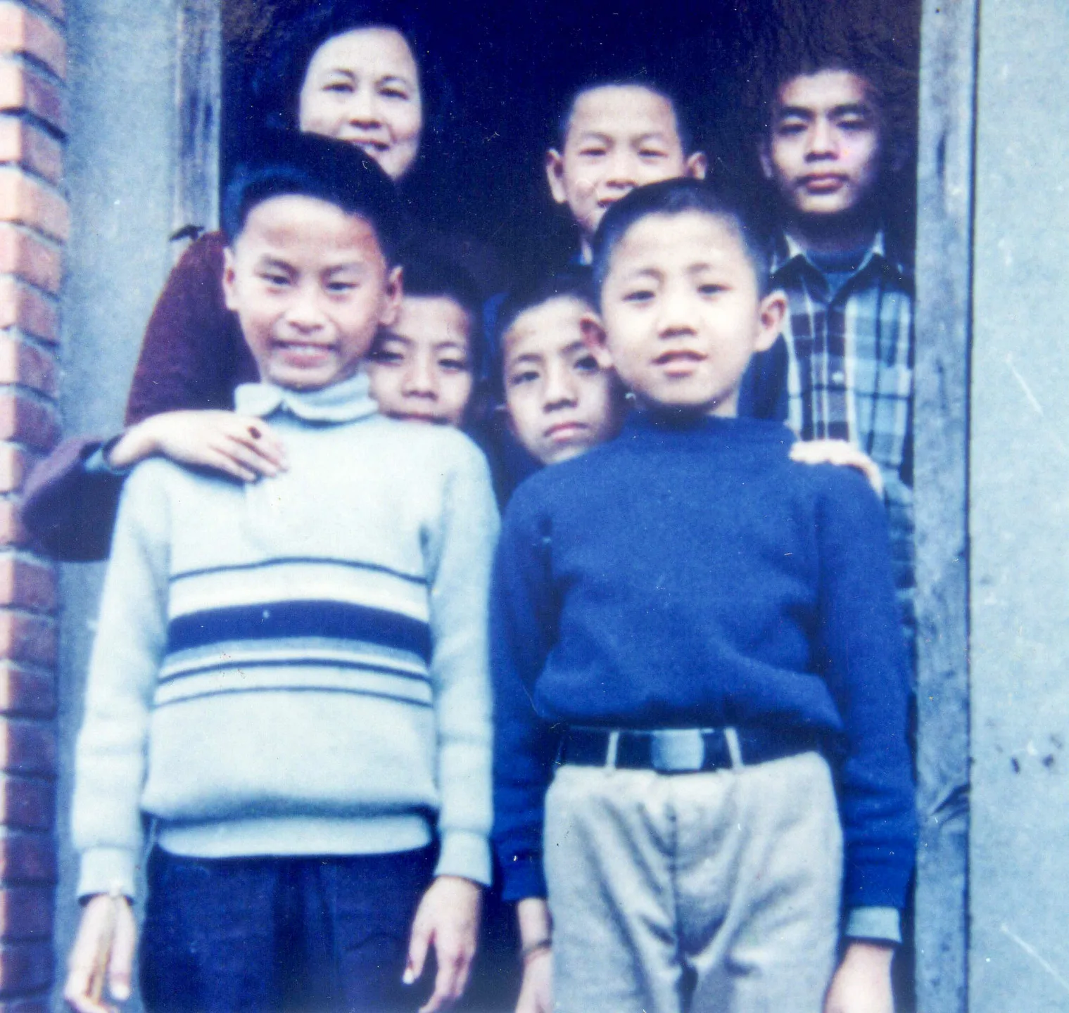 林子淵(後排右一)隨母親回頭份老家拜阿公婆時,跟堂弟們合影。楊國鑫提供