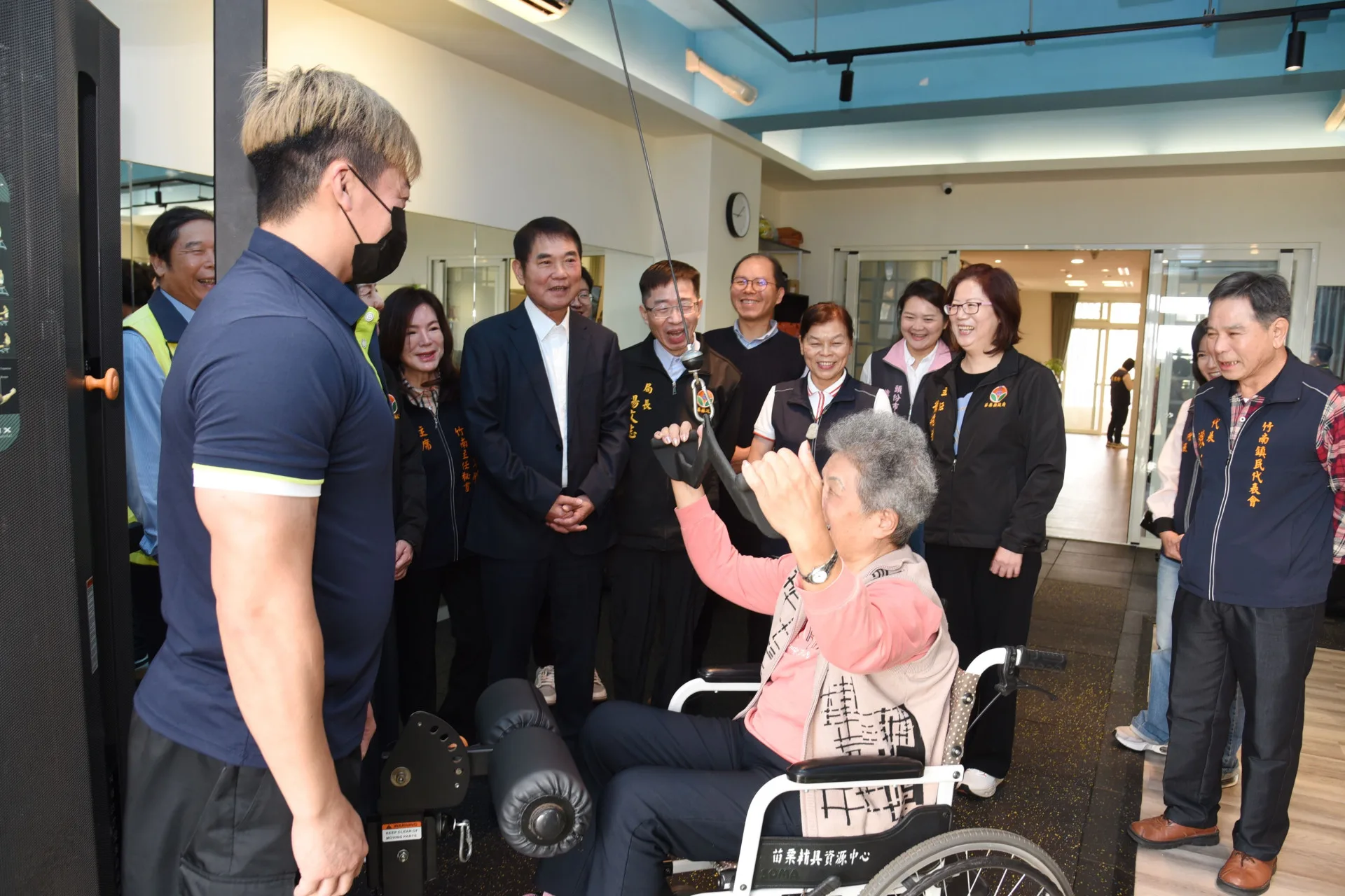 長者在竹南日間照顧中心暨銀髮健身俱樂部，坐著輪椅健身。苗縣府提供