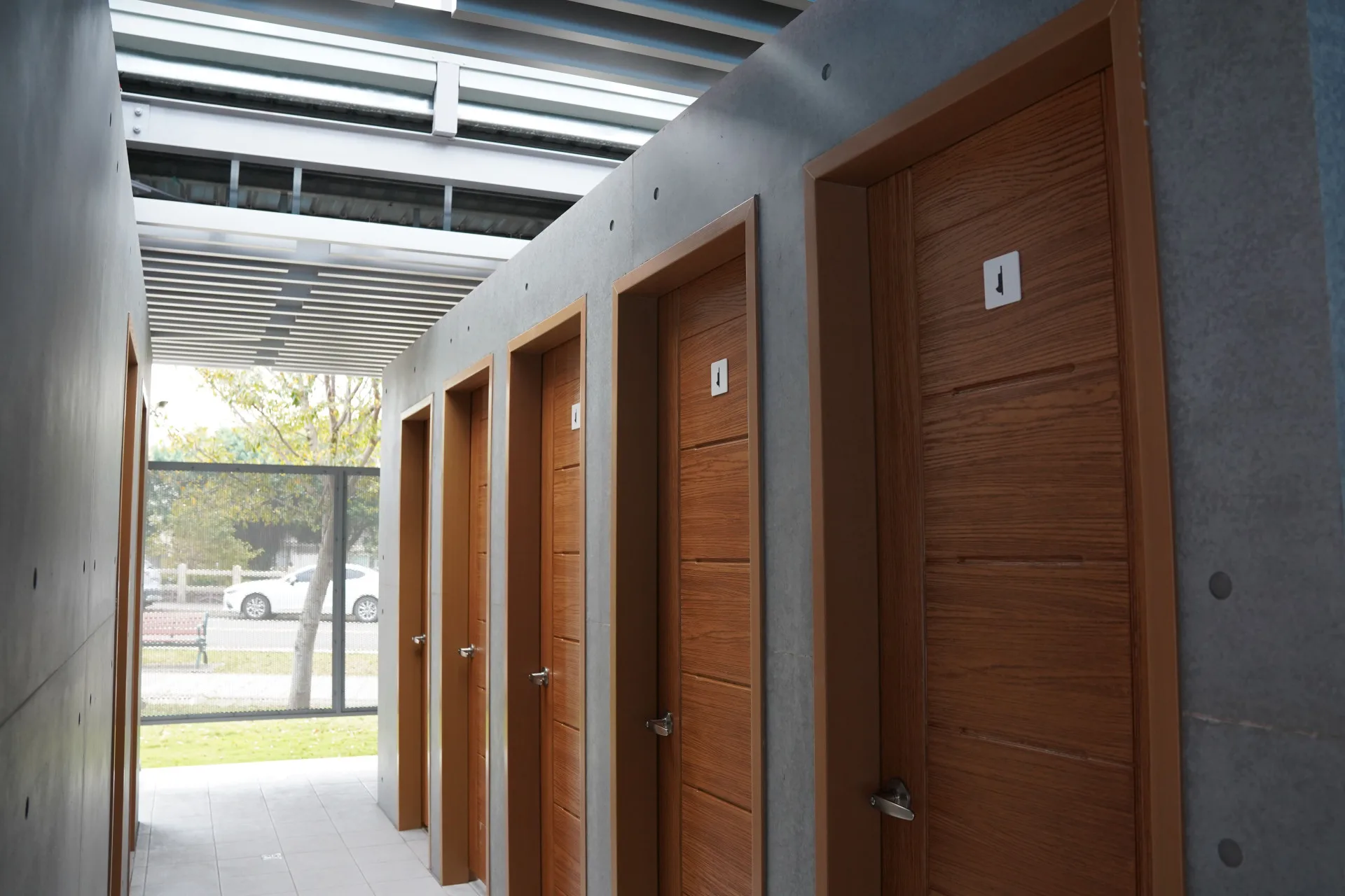 竹北溜冰場的性別友善廁所,以馬桶標示,取代傳統男女性別標示。竹縣府提供