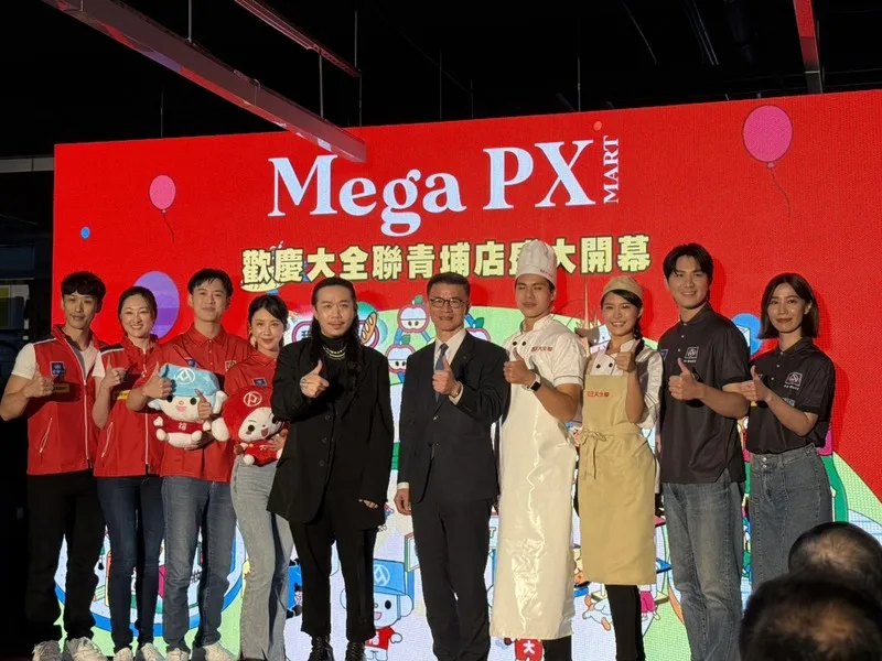 大全聯青埔店10日試營運,全聯、大全聯全新制服也同步亮相,邀請巴黎、東京奧運開幕式國家代表隊服裝設計師周裕穎(左5)操刀設計,靈感源自「F1車隊精神」,新制服全面採用100%回收紗線製成的機能布料。中央社