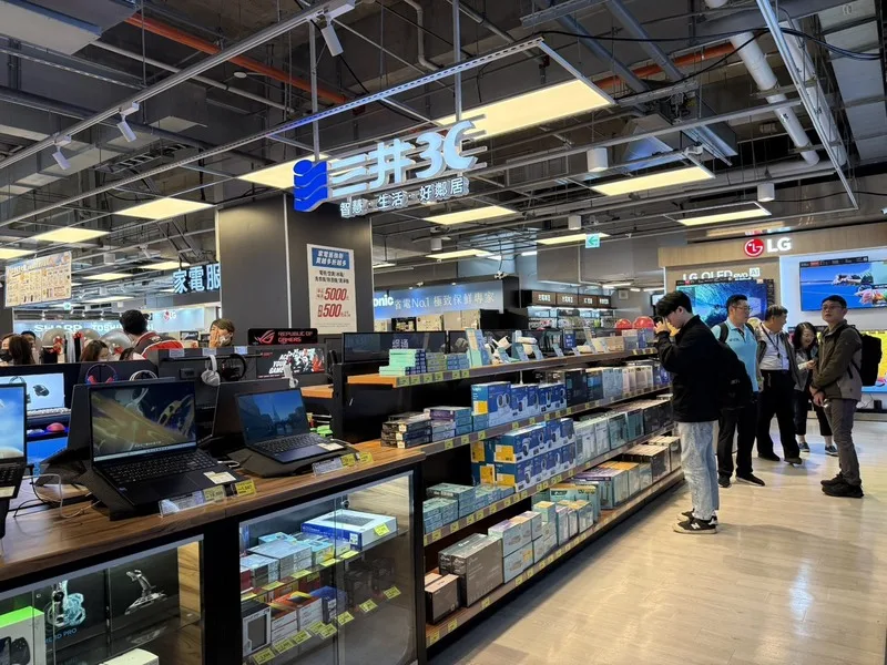 大全聯青埔店地下1樓主打5大特色專區,包括「全電器」、「全藥妝」、「全酒窖」、「我的鮮食集」、「我的烘焙坊」,盼希望創造「百貨專櫃感」,未來將應用在不同商圈的中大型全聯門市。中央社