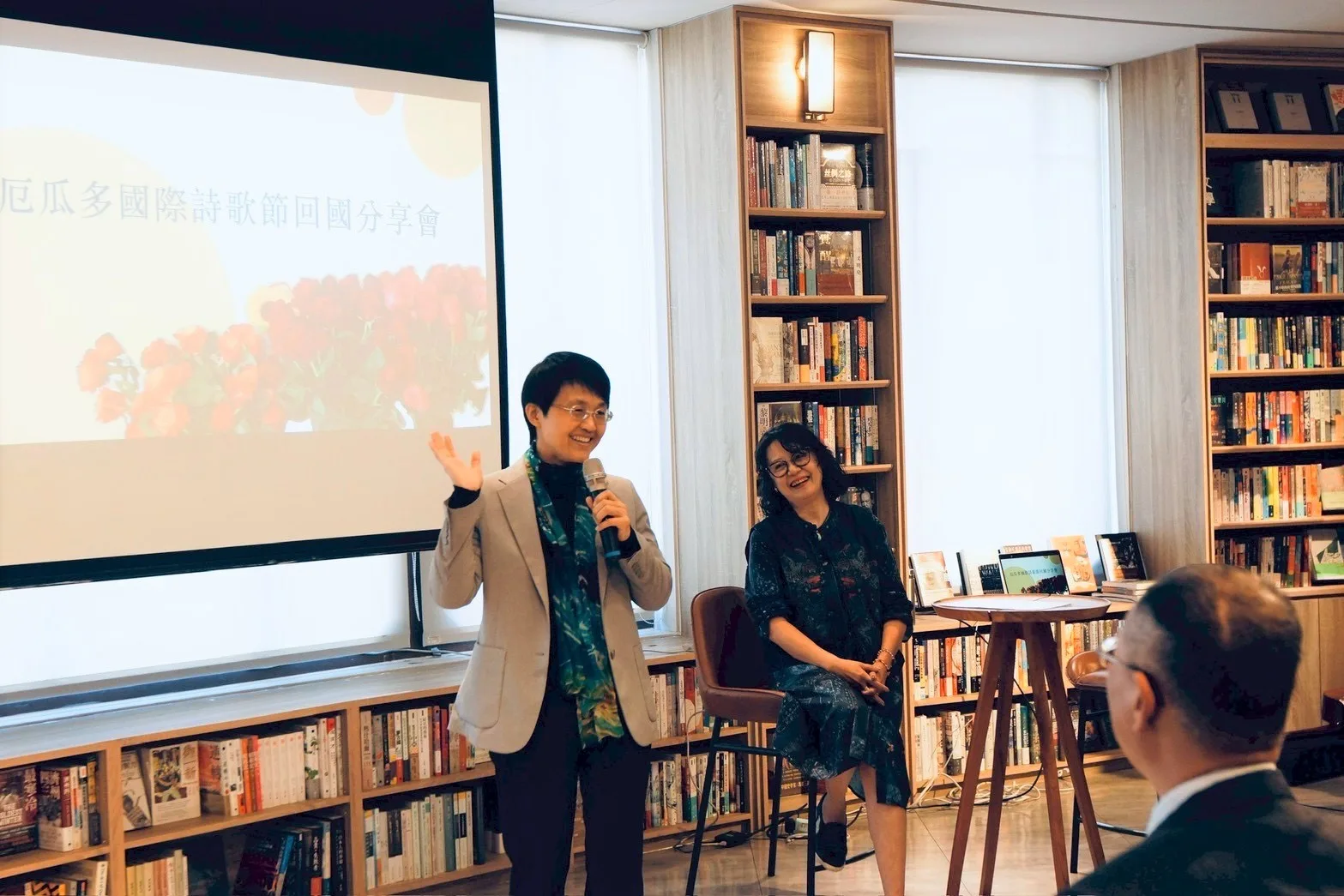 客委會主委古秀妃稱許張芳慈將客家文化、客家詩帶向世界。