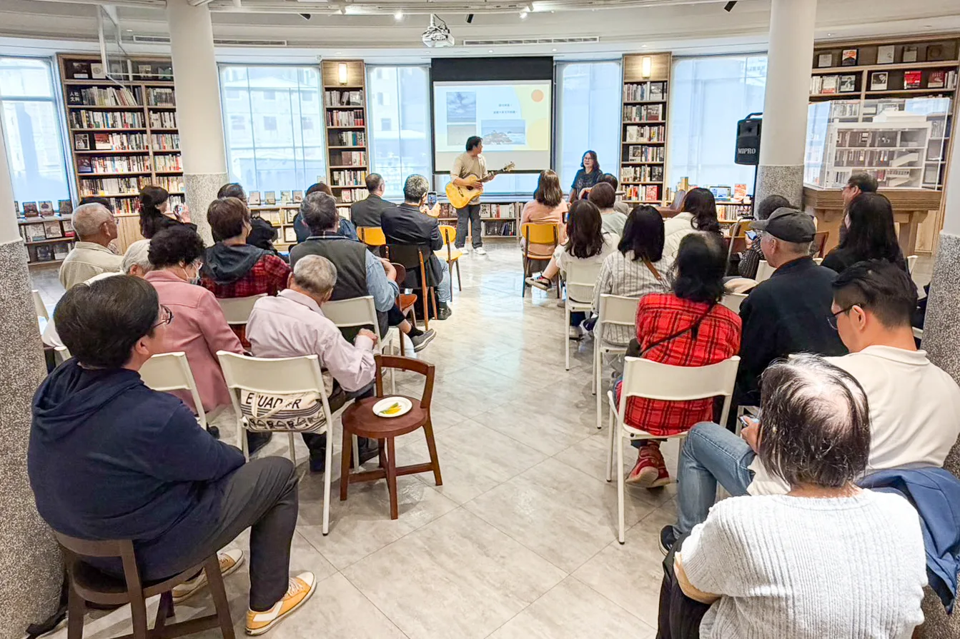 與會者聆聽詩人張芳慈在厄瓜多國際詩歌節的見聞。