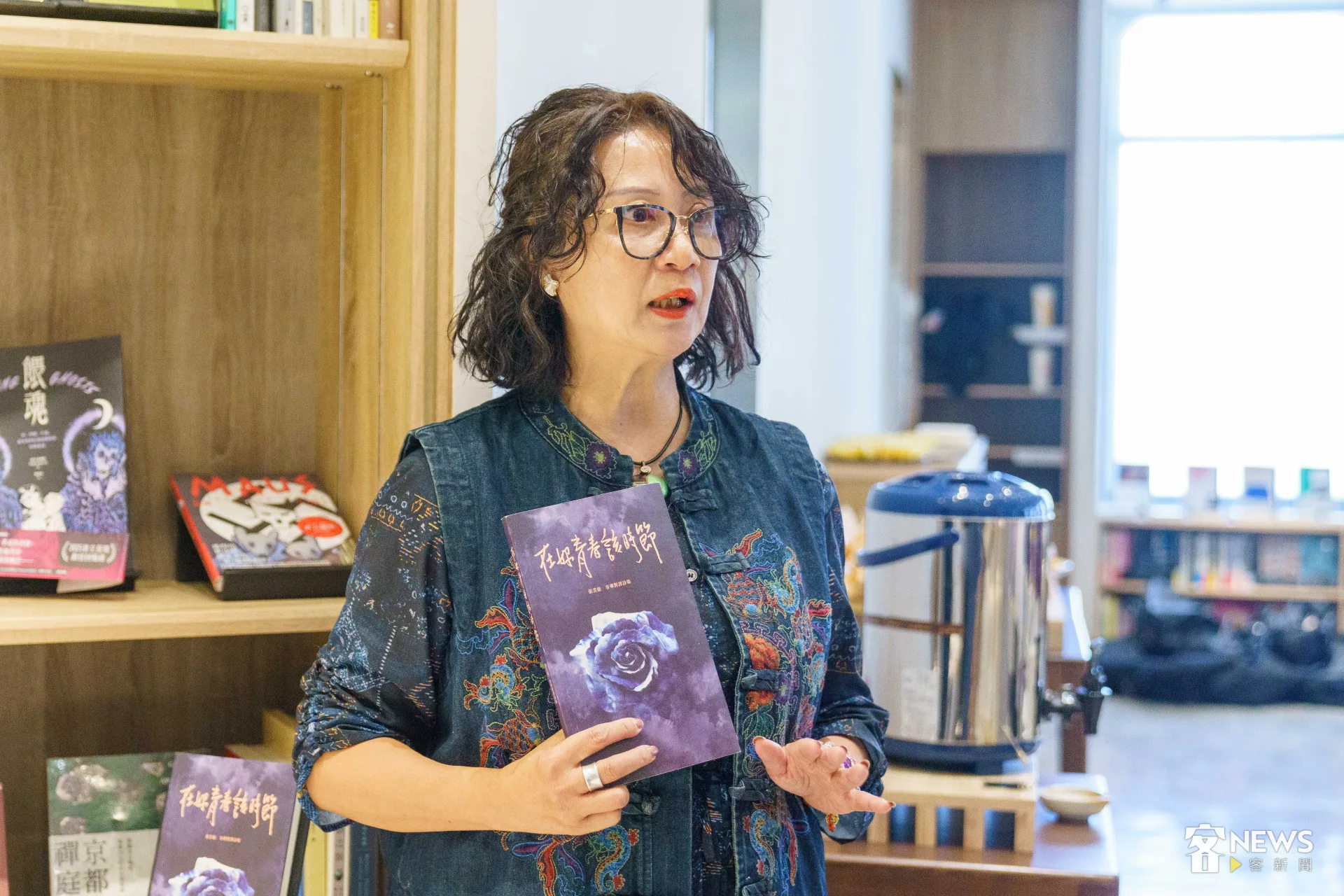 張芳慈與他的詩集《在妳青春該時節》書影。李宥妍攝