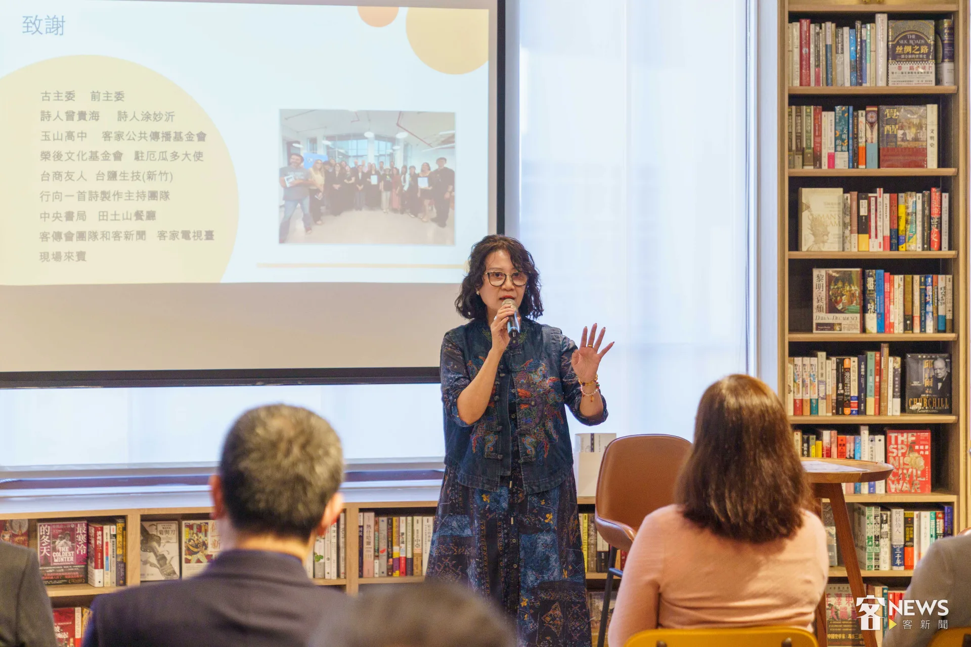 客家詩人張芳慈10日在台中市中央書局舉辦他參與厄瓜多國際詩歌節的分享會。李宥妍攝