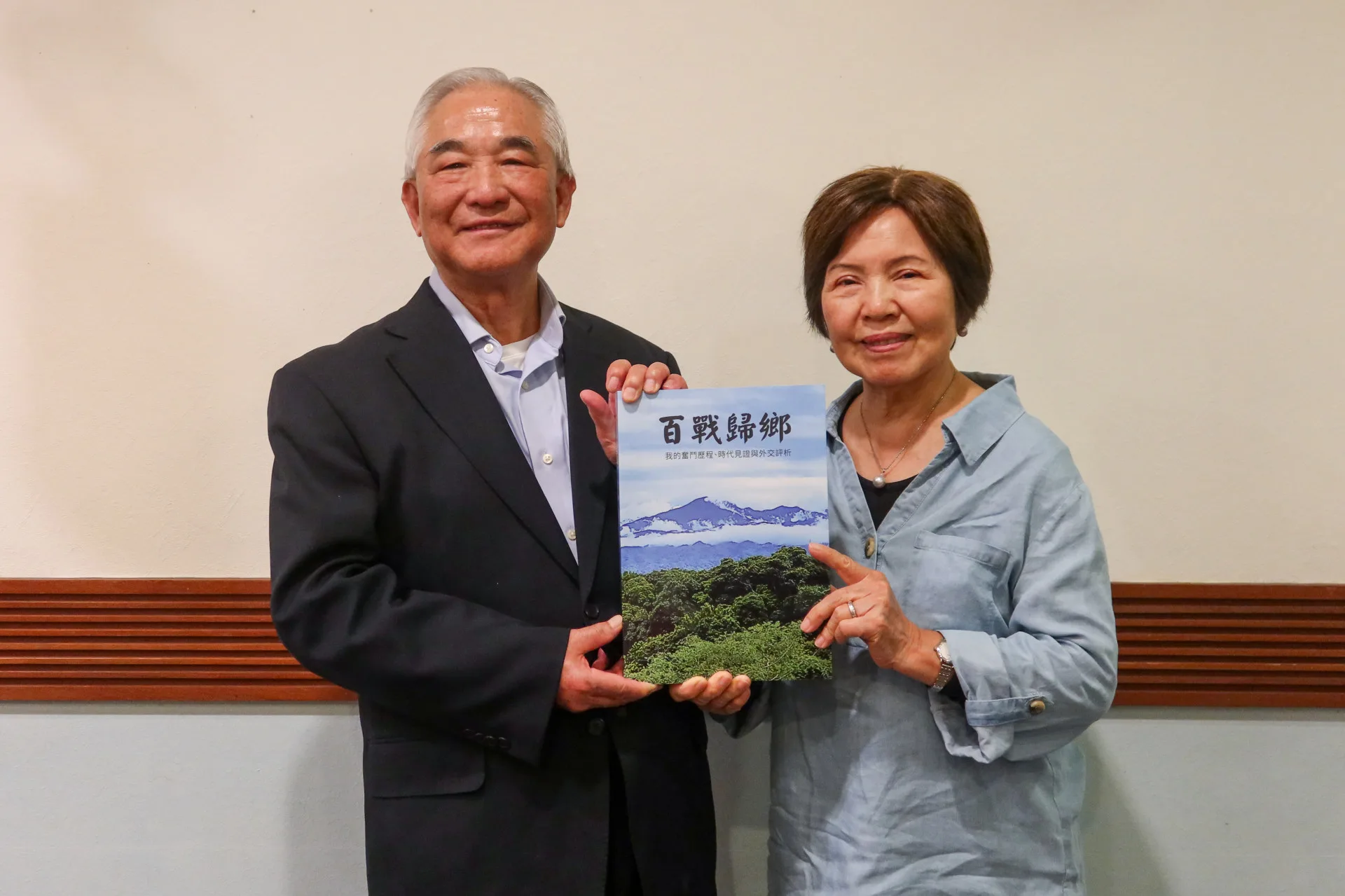 林松煥博士與太太陳蘇華從事外交40載,2024年出版70餘萬字的回憶錄《百戰歸鄉》,有如本台灣外交百科全書。何來美攝