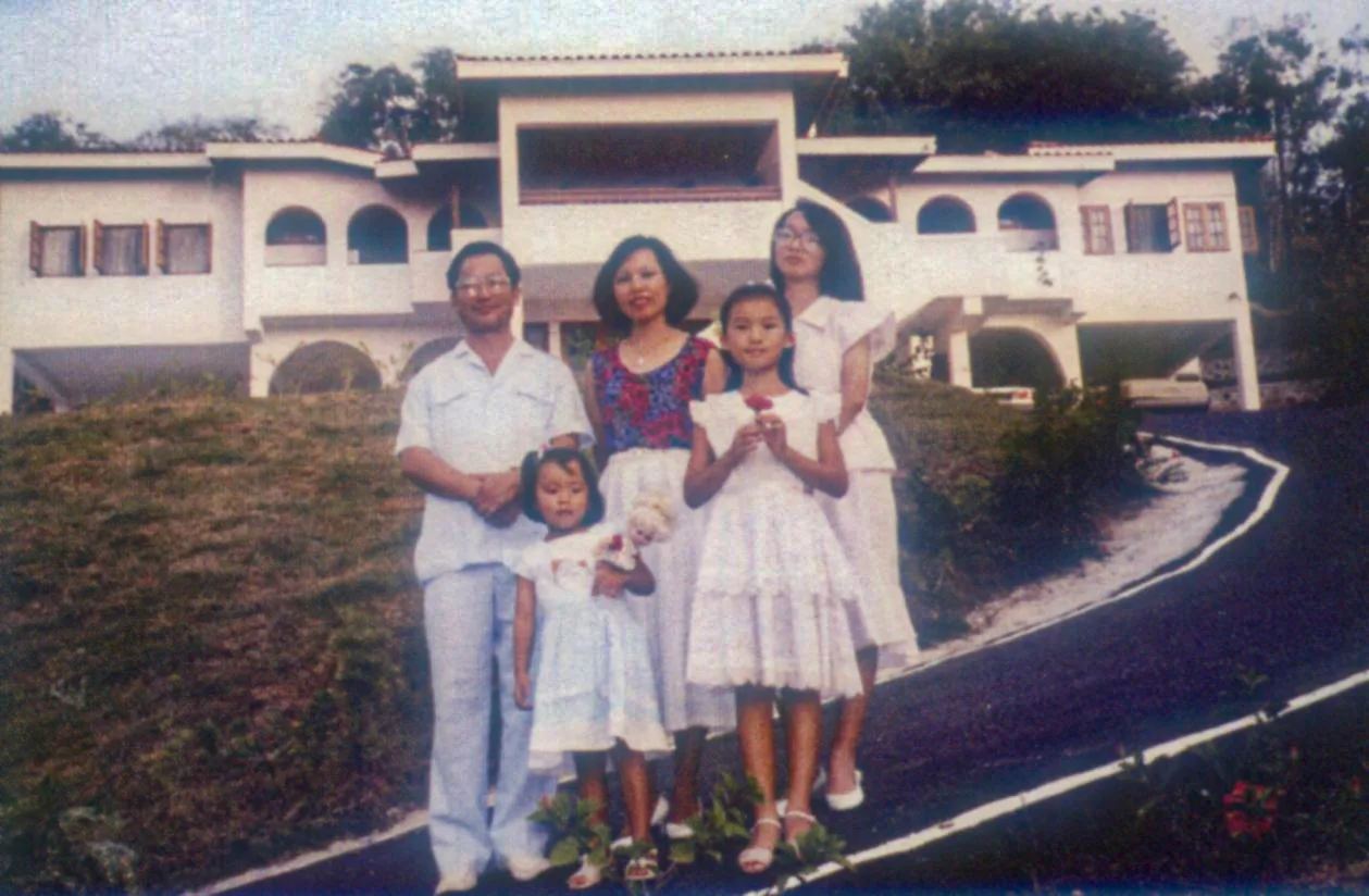 林松煥夫婦在加勒比海島國聖露西亞官舍前與3名女兒合影。林松煥提供