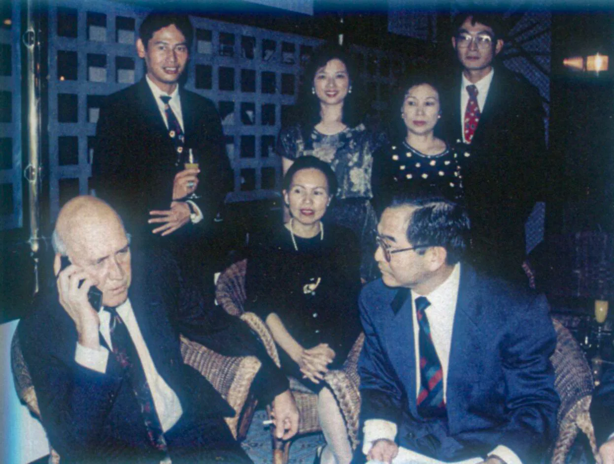 林松煥(前右)與南非總統戴克拉克(前左)洽談政事。林松煥提供