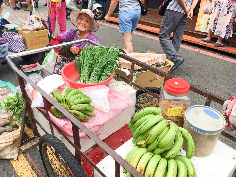 黃福妹九十歲,還推著自已所種的菜到北埔大街賣。她說活了九十歲還能勞動真好。陳權欣攝