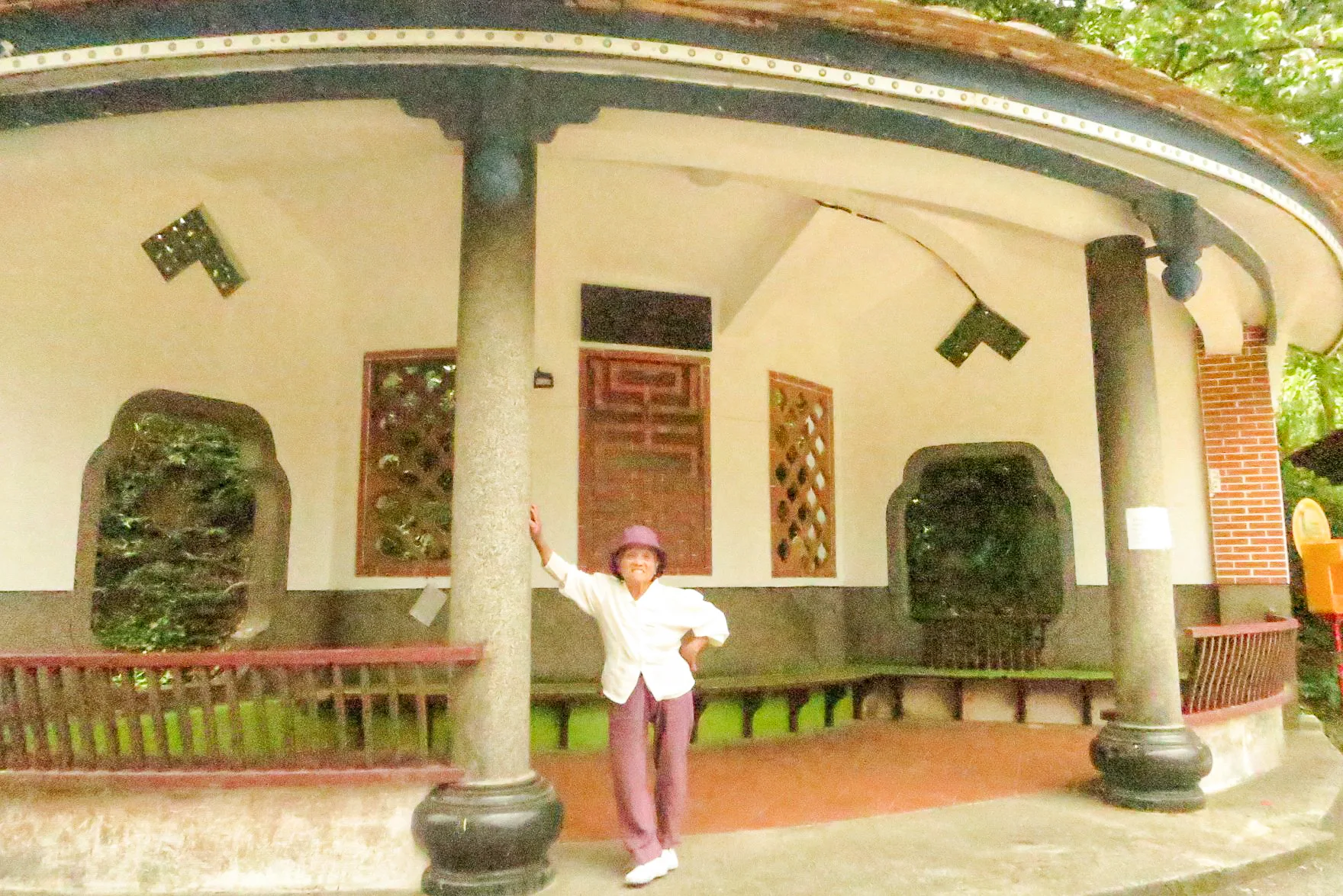 黃福妹九十歲還爬上北埔秀巒山,在她老公北埔鄉公所建設課長陳雲翔所建涼亭,拍張紀念照。陳權欣攝