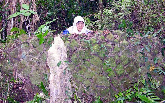 甘美雲有時還會帶遊客,到老鷹山上看新竹縣的隘寮,扮演女隘勇讓遊客拍照。陳權欣攝