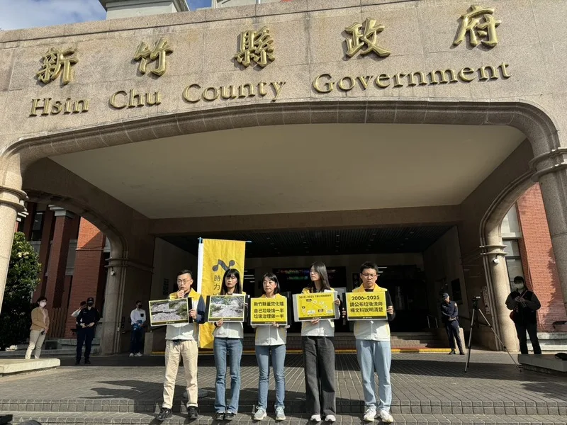 時代力量黨主席王婉諭(前中)10日率員到新竹縣政府門前抗議,王婉諭表示,縣長楊文科日前宣布竹東掩埋場裸露垃圾已全數清除,但實地勘查與空拍畫面顯示,現場仍可見裸露及新增垃圾,與官方說法不符,且未見清除前後比對圖與驗收報告。中央社