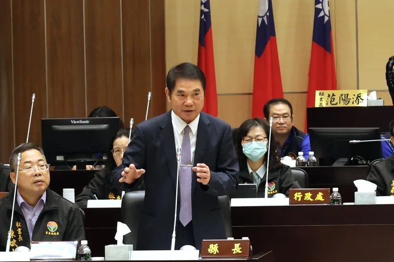 苗栗縣政府115年度總預算案三讀通過,學生免費營養午餐有望在明年9月新學年上路。縣長鍾東錦(前中)。中央社