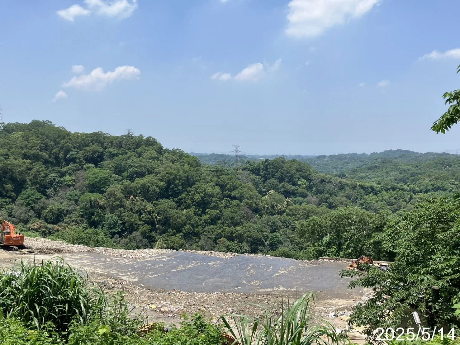 竹東暫置垃圾於114年5月14日全數清除,並於5月21日由環管署現場確認已完成清除。新竹縣政府提供