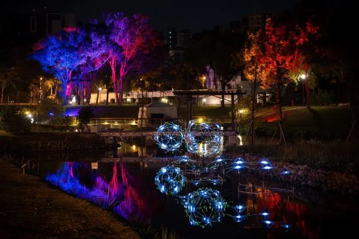 「2025東興圳光藝節」,將於12月13日在東興圳公園浪漫登場。新竹縣府提供