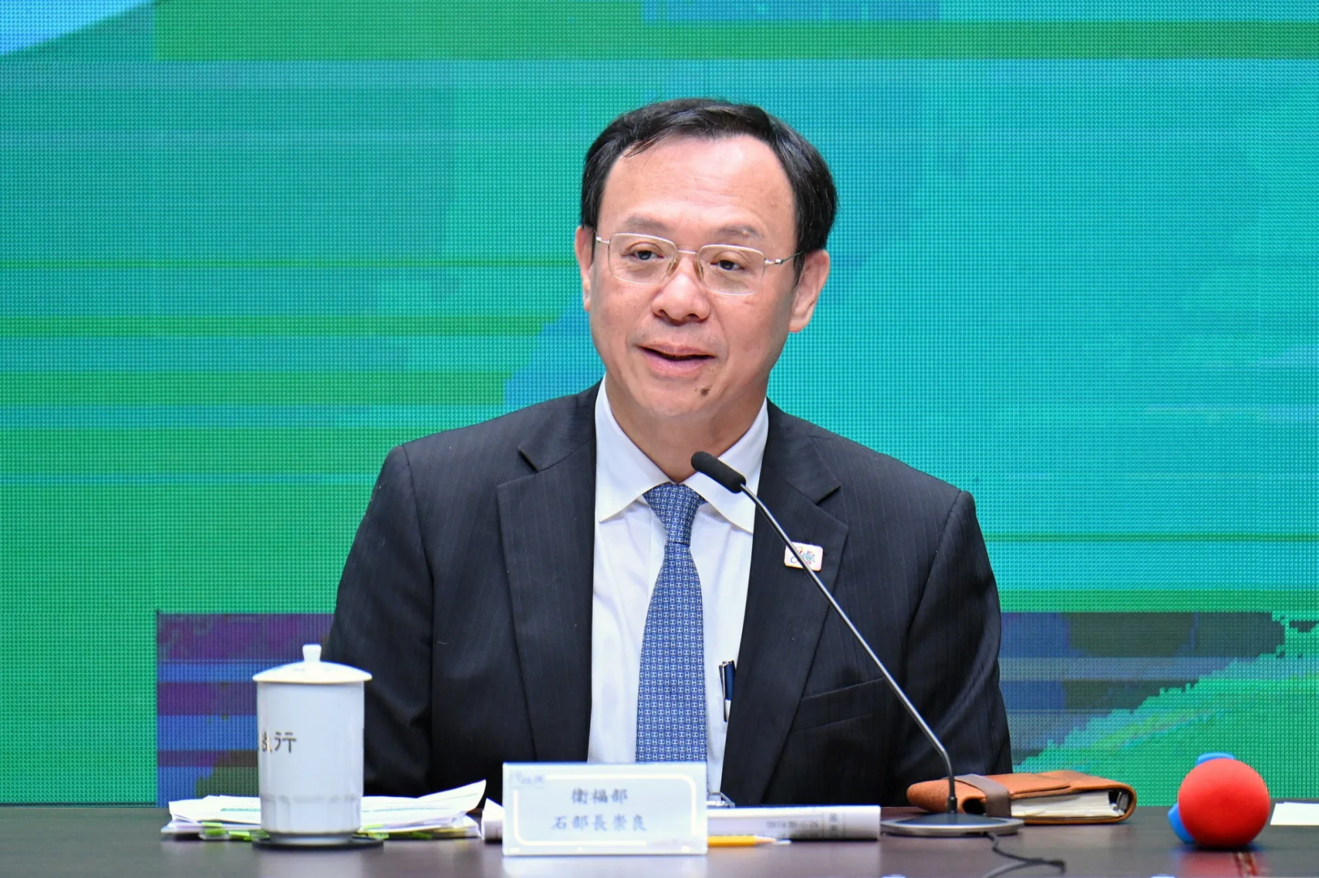 衛福部長石崇良,代理孕母在缺乏社會共識之前先脫鉤處理。行政院提供