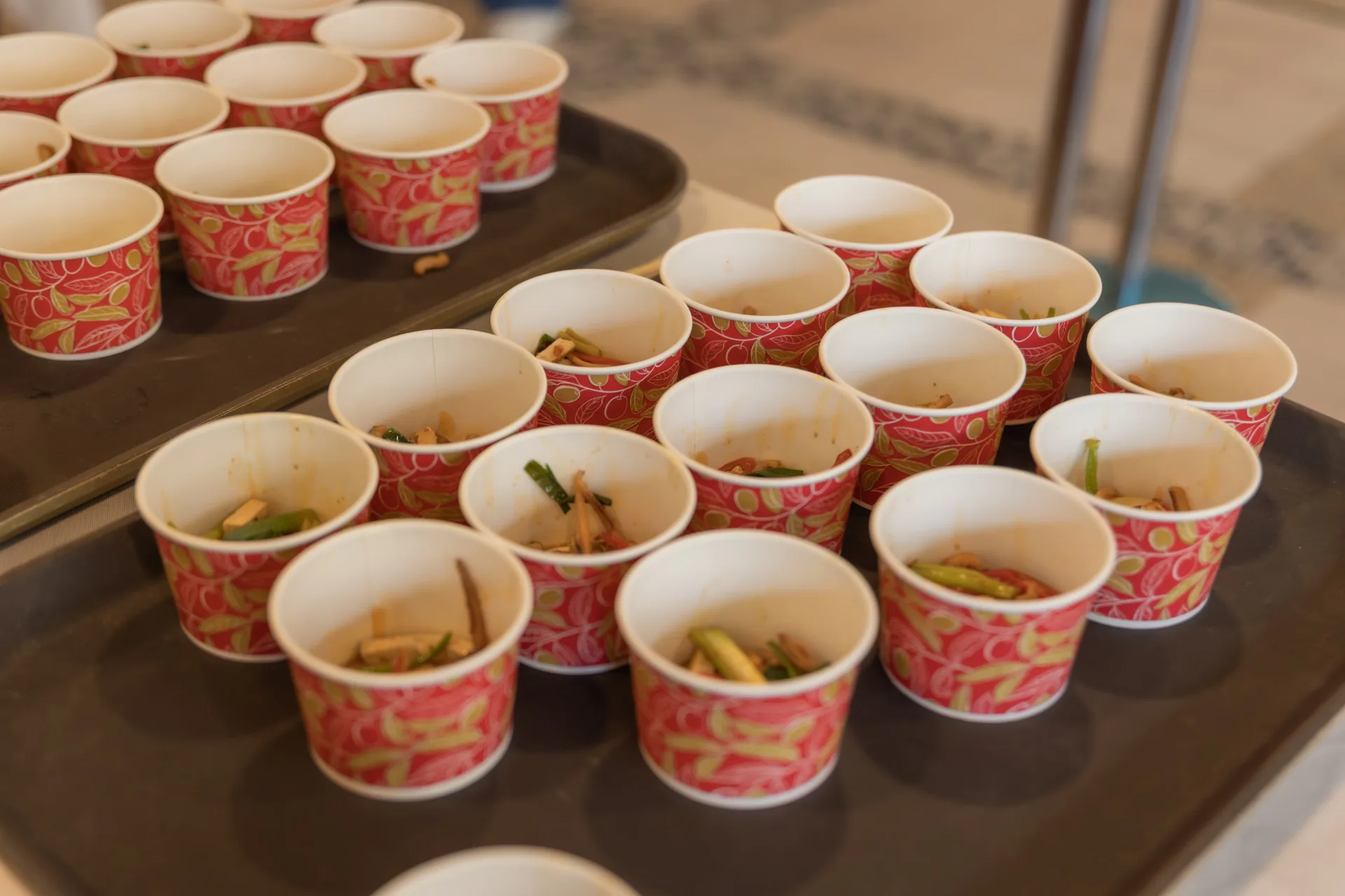 真人廚師與AI廚師比賽客家小炒，完成後邀請學生盲測投票，最終AI廚師以1票險勝。弘光科大餐旅管理系提供