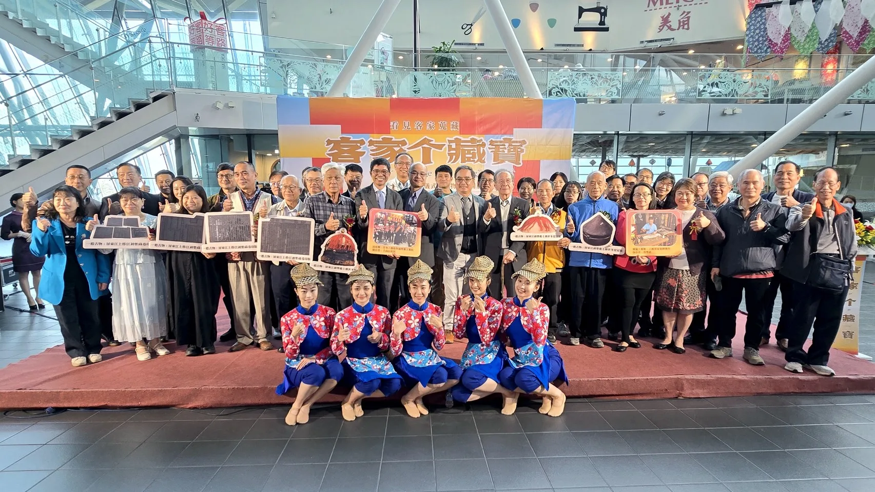 客發中心主任何金樑與2024年度捐贈人及與會貴賓大合影。客發中心提供