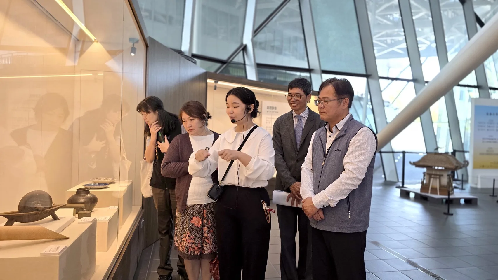 參觀「客家个藏寶」捐贈文物特展。客發中心提供