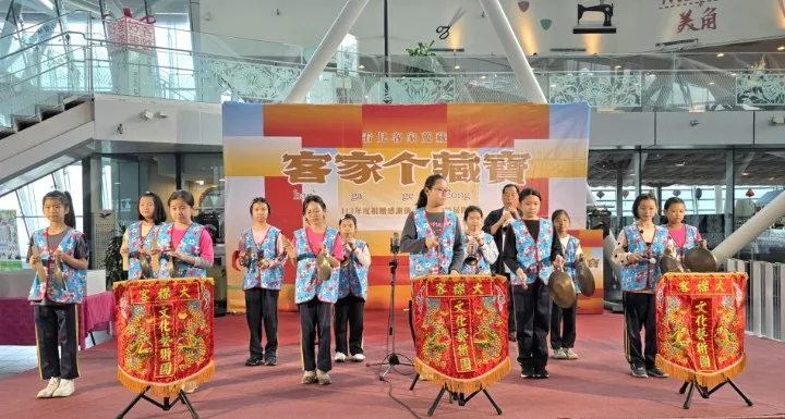 開幕儀式邀請「大襟客客家文化藝術團」中興國小演奏八音。客發中心提供