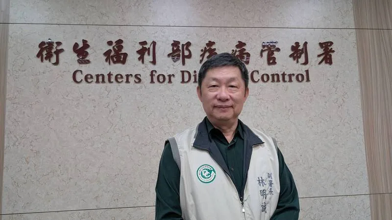 疾管署發言人林明誠12日表示，考量年末假日及農曆春節連假將至，將有國內外、南北人潮交流，115年1月1日至2月28日期間擴大COVID-19疫苗公費對象，年滿6個月以上民眾皆可施打。中央社