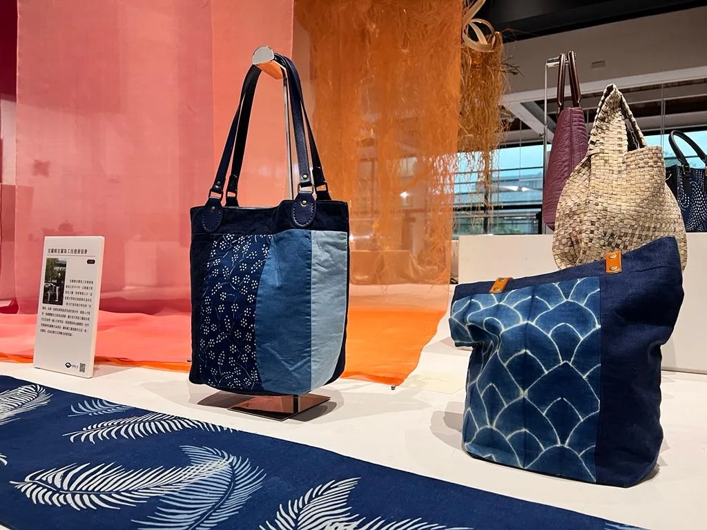 「水」象徵流動與滋養,圖為宜蘭染工坊發展協會作品,透過天然染料、自然材料與多媒材應用,呈現色彩於布料間流淌、交織的生命韻律。工藝中心