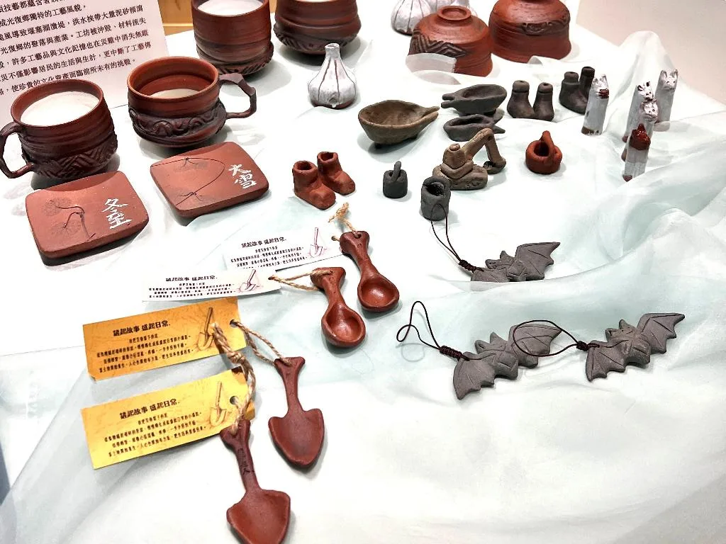 花蓮光復鄉工藝,特別協助花蓮光復鄉串連與陪伴當地竹、籐、漆藝等工作者,並輔導當地國小手捏燒製鏟子、怪手、雨鞋、等小陶藝品。工藝中心提供
