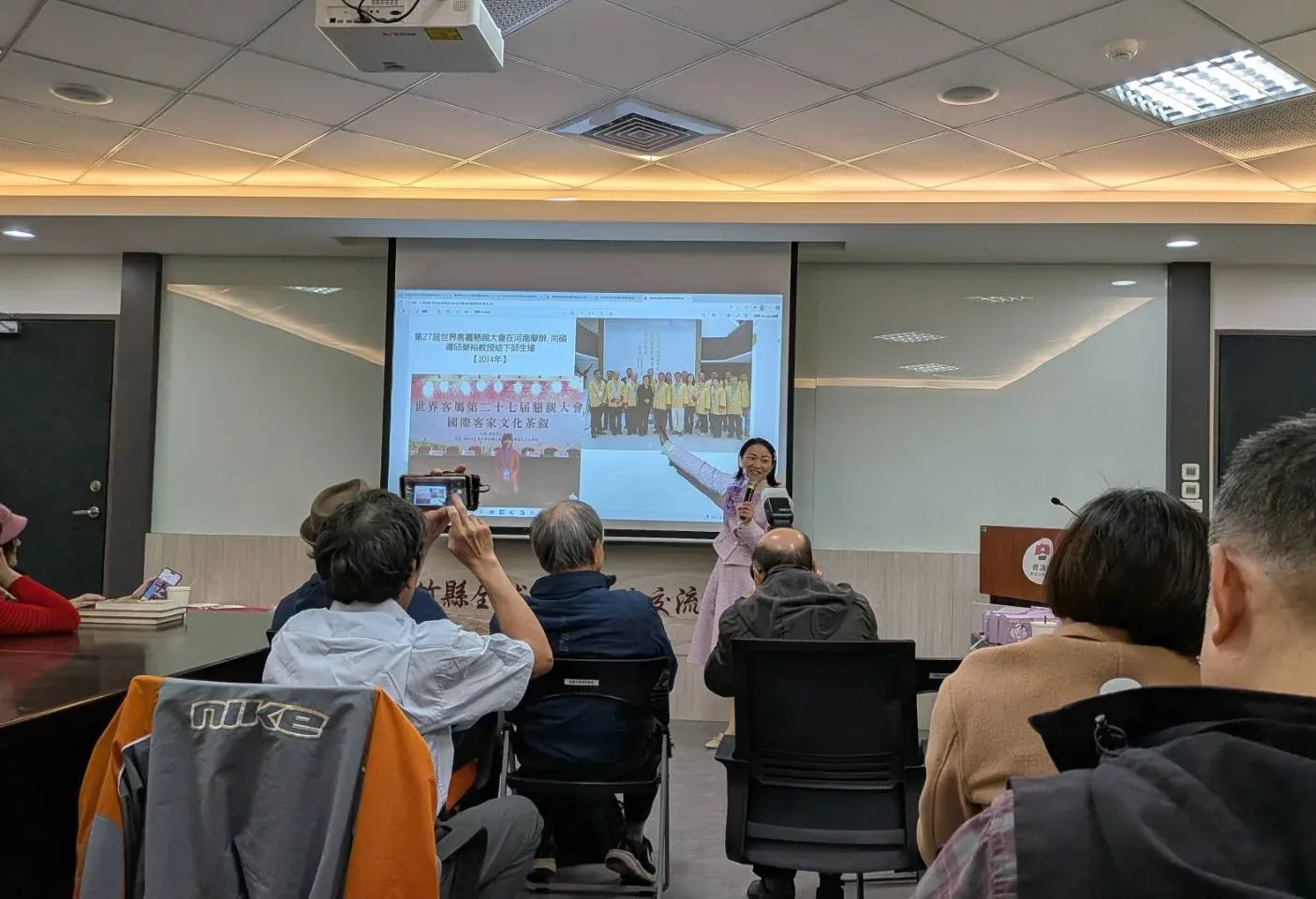 新竹縣全球客家協會理事長何雅芬分享他的新書。李宥妍攝