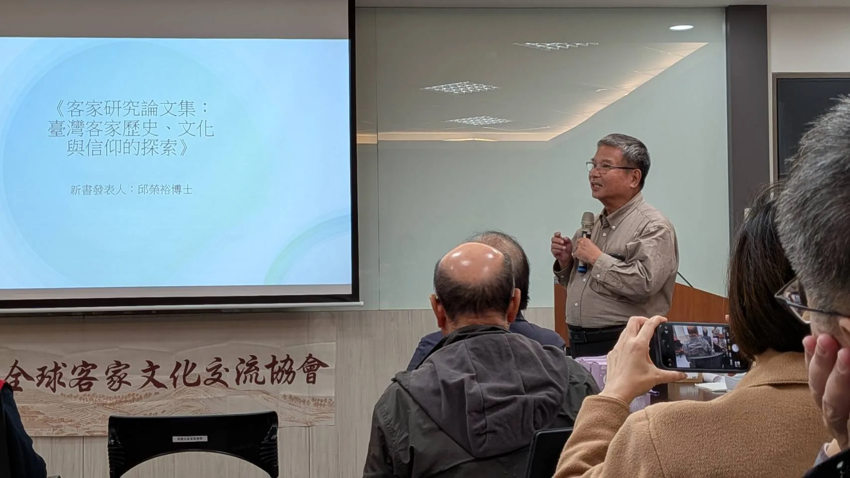 歷史學者邱榮裕分享他的新書。李宥妍攝