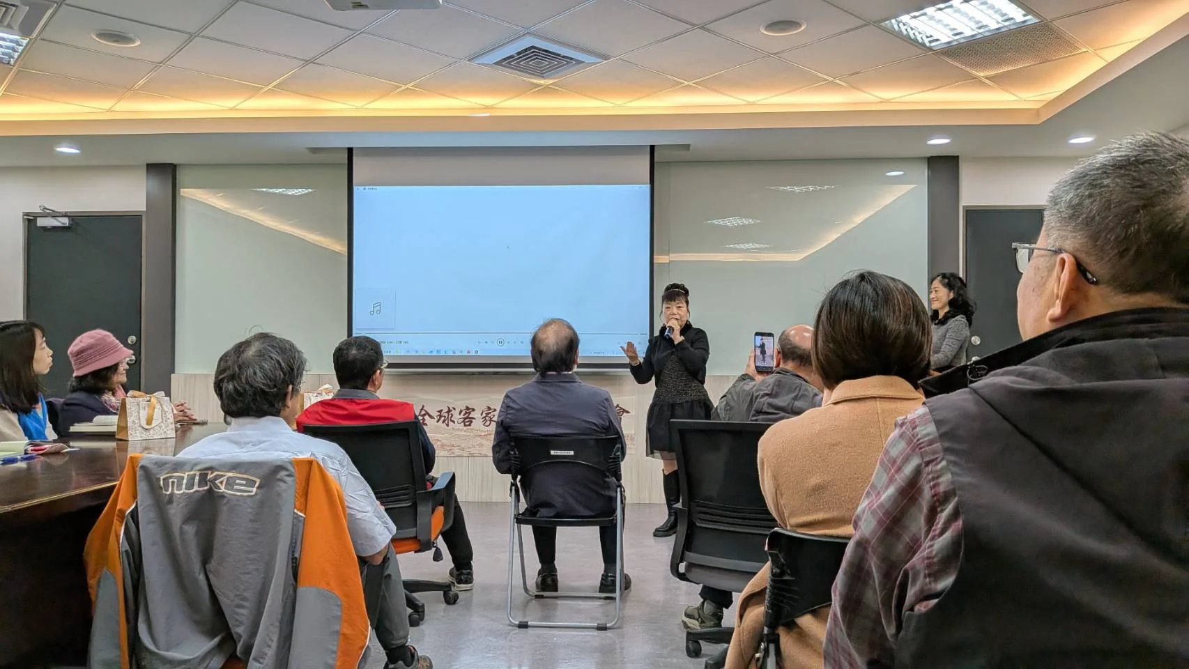 客語薪傳師羅碧霞帶來傳統客家山歌表演。李宥妍攝