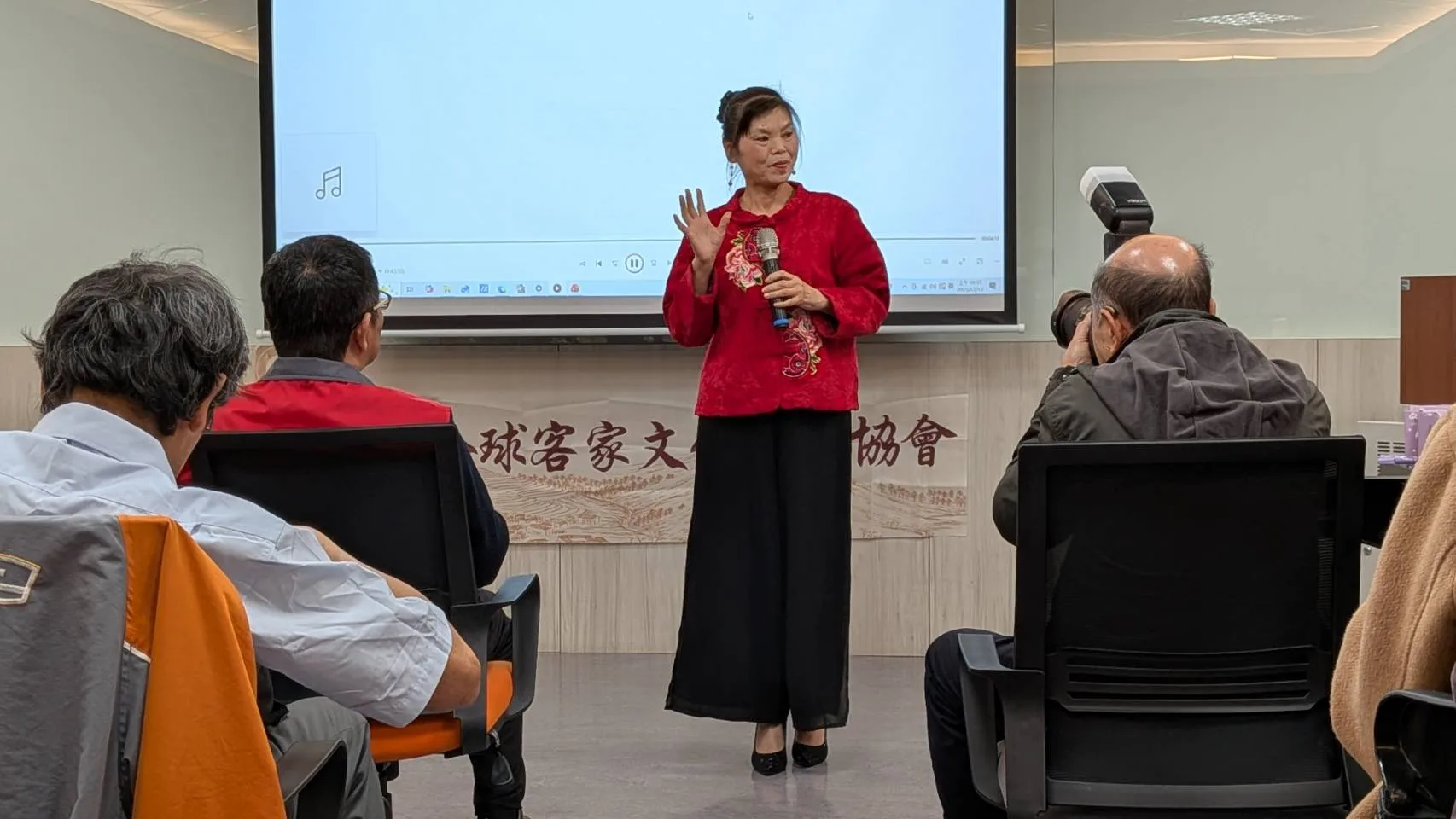 客語薪傳師羅碧霞帶來傳統客家山歌表演。李宥妍攝