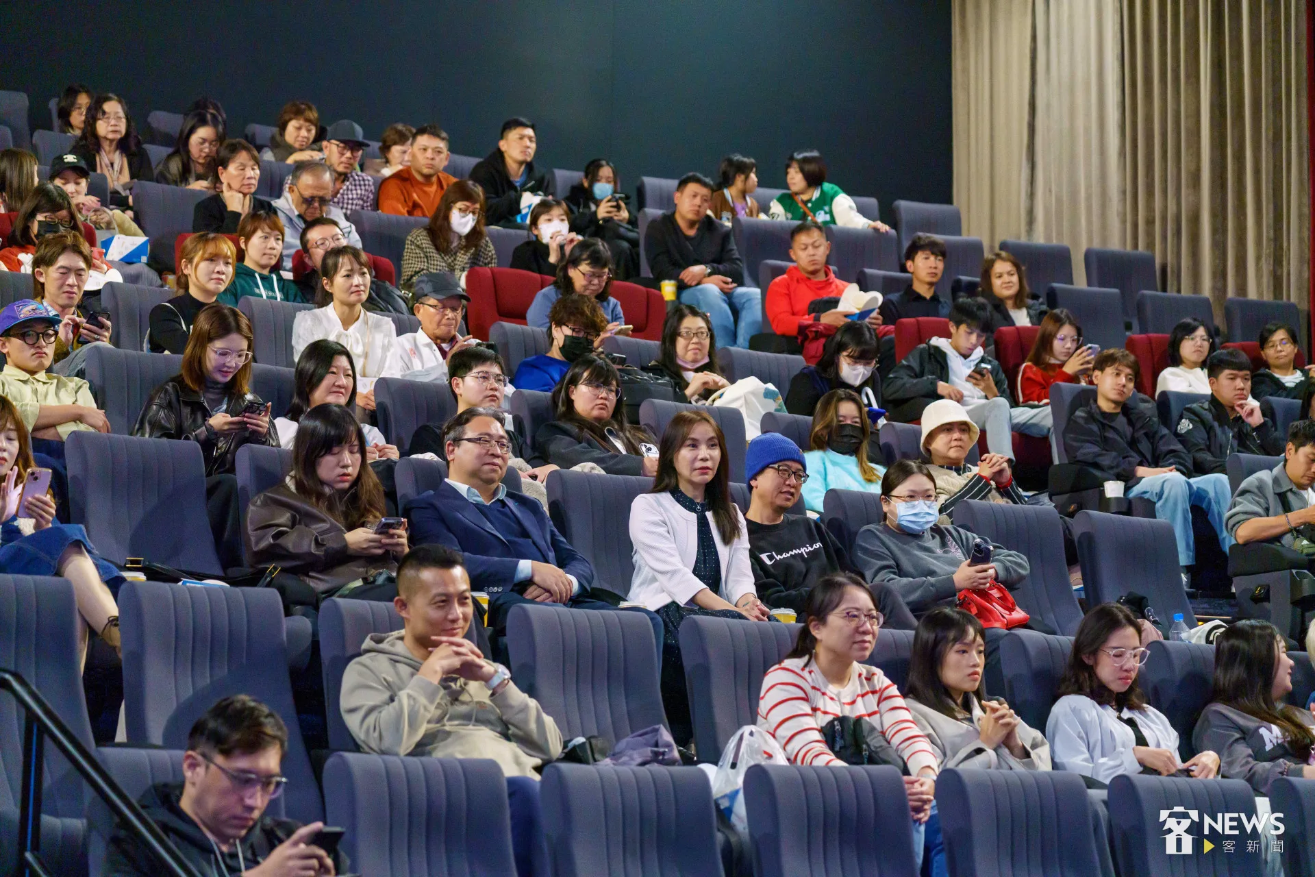 《那張照片裡的我們》出品單位客家公共傳播基金會搶先在桃園包場，觀眾仔細聆聽導演映後分享。李台源攝