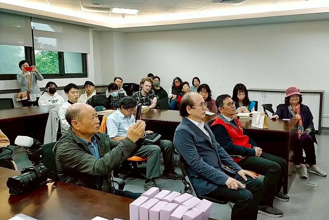 新竹縣全球客家文化交流協會今天（13日）在桃園北區客家會館舉辦「師生」兩本新書發表會。曾冠霖提供