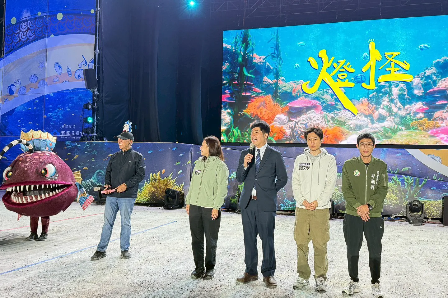 客委會副主委邱星崴(右三)指出,客委會透過與紙風車劇團合作,打造這齣以客語與華語共演的精彩親子劇,讓更多民眾認識客家文化。客家委員會提供