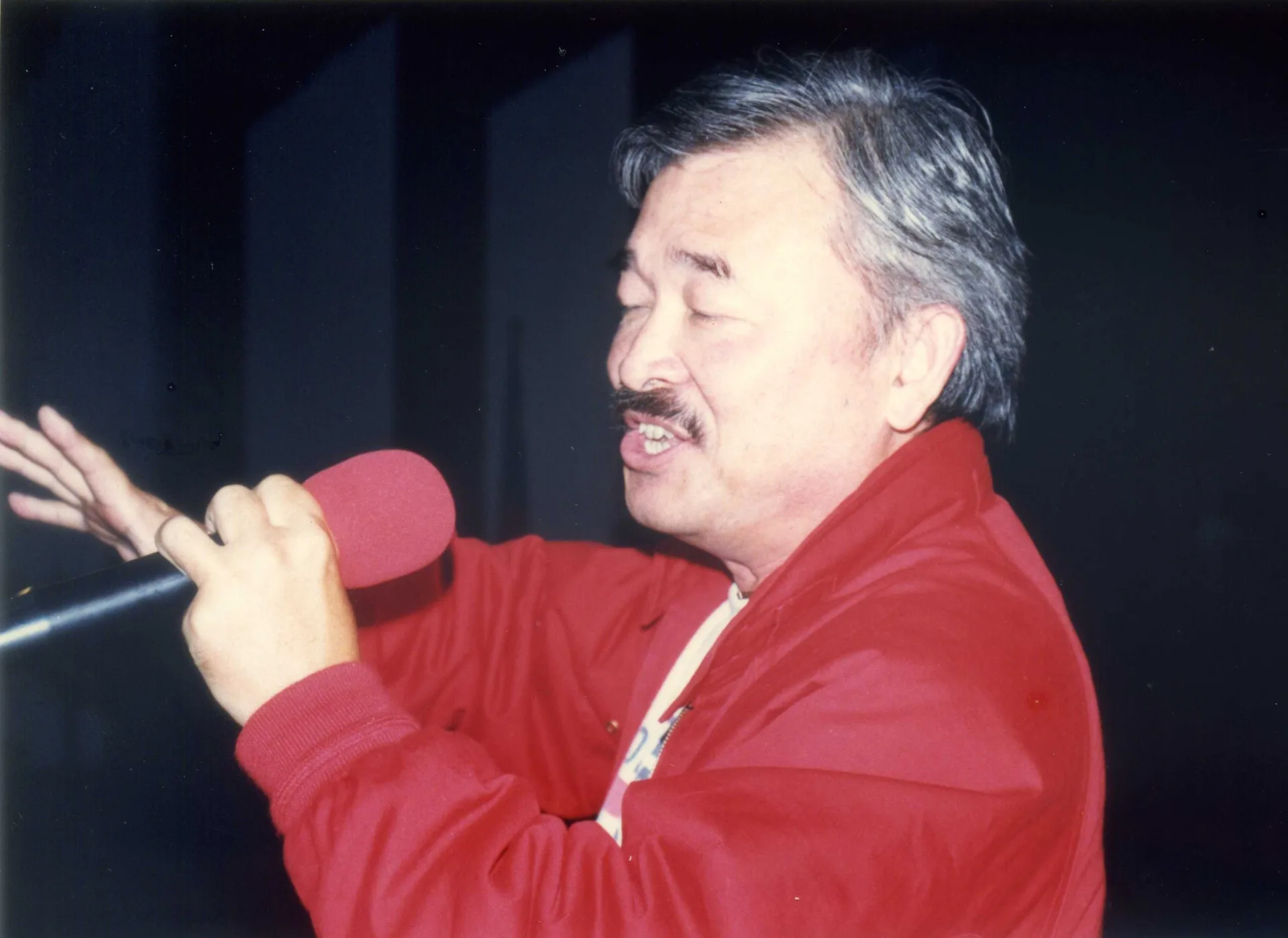 這就是涂敏恆唱歌時的神情，你知道他在唱哪一首歌嗎？我告訴你，就是〈大憨牯汽車〉。1988，頭份，楊國鑫攝