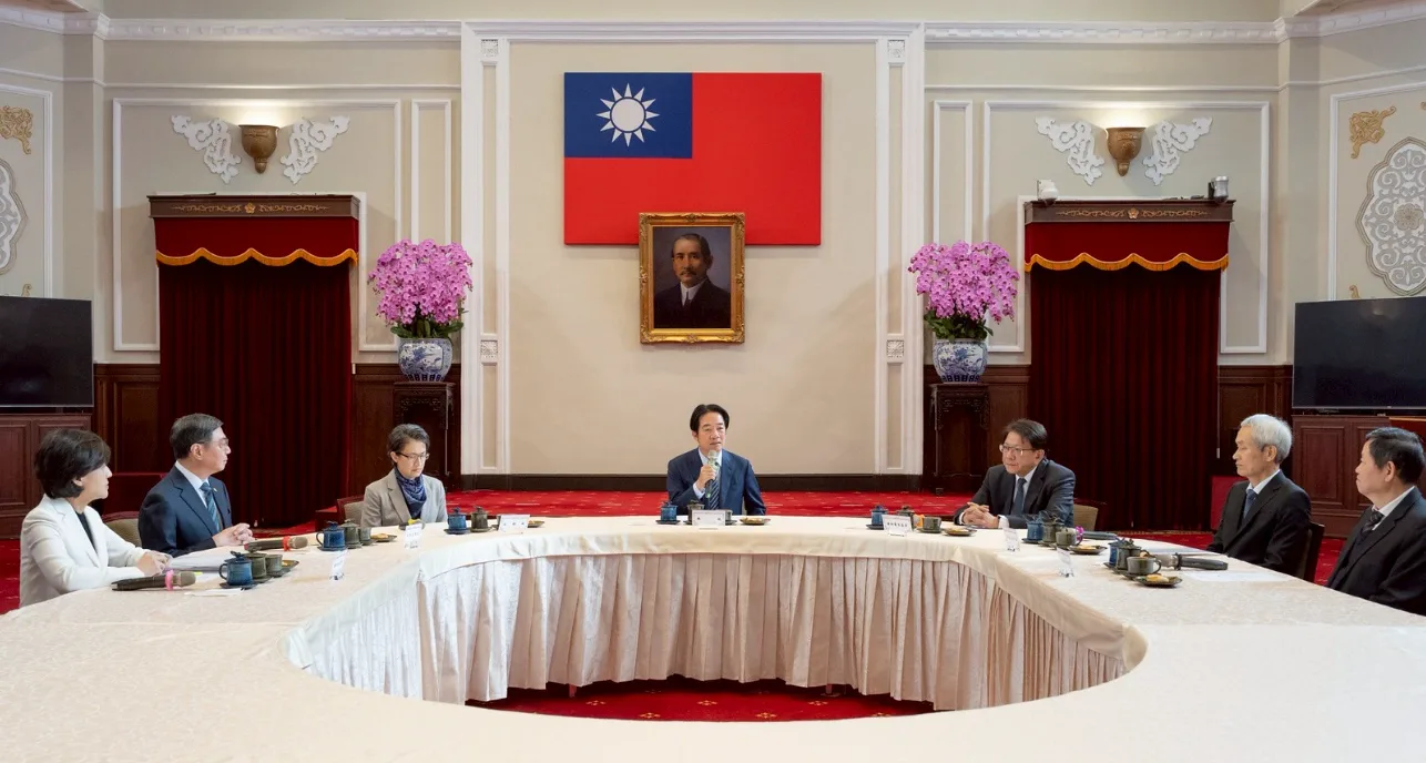 總統賴清德(中)今天(15日)上午在總統府進行國政茶敘,出席者包括副總統蕭美琴(左3)、總統府秘書長潘孟安(右3)、行政院長卓榮泰(左2)、行政院副院長鄭麗君(左1)、考試院長周弘憲(右2)、考試院副院長許舒翔(右1)。總統府提供