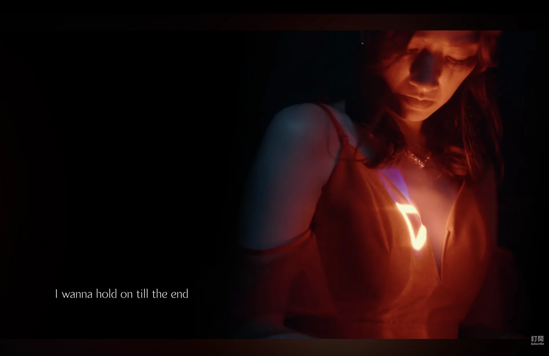 范宸菲展現影后級的表演實力,從獨自度過生日、獨自吹熄50根蠟燭、面對鏡子化妝直到崩潰,在情緒臨界點狂摔鏡子,要展現情緒高度張力。翻攝自〈擁抱自己Hold_on_till_the_end〉 MV預告
