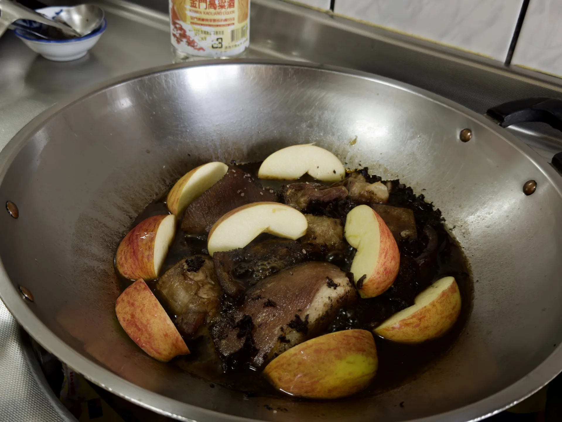有鹹菜乾的蘋果炆爌肉。蕭秀琴攝